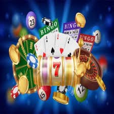 Dealer live casino tersenyum ramah dalam sesi permainan online yang interaktif